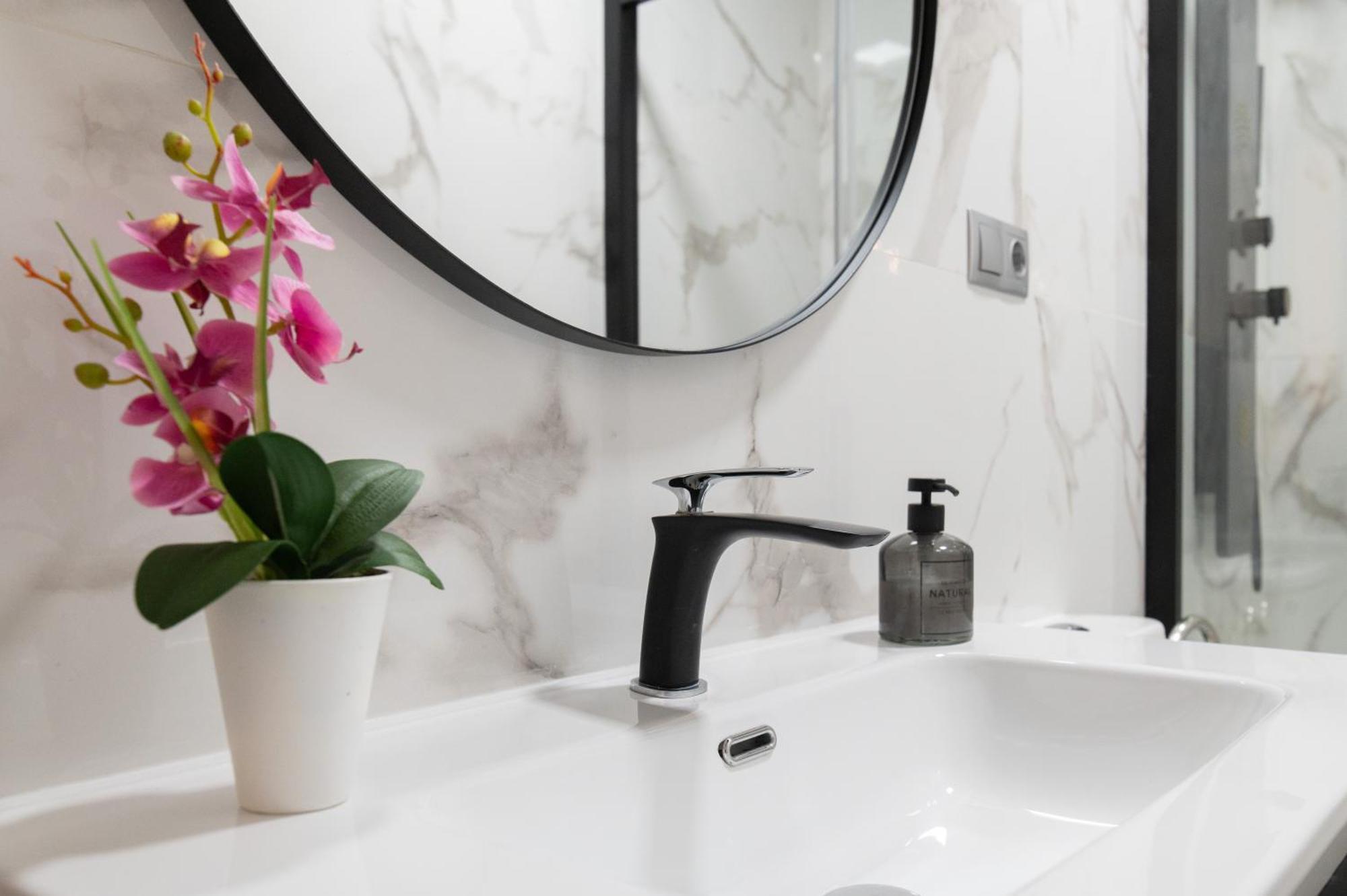 Apartamento Triana Habitame Inmobiliaria Севилья Экстерьер фото